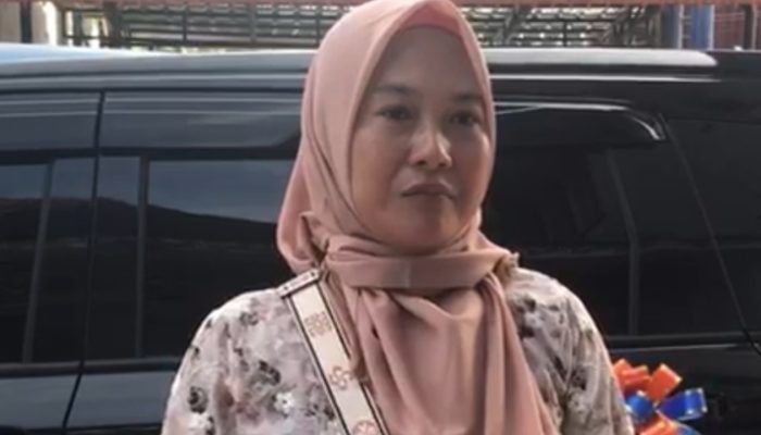 BRI Pematang Siantar Serahkan Hadiah Grandprize Panen Simpedes kepada Sri Mutiani