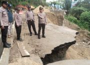 Jalan Lingkar Pulau Samosir Terputus Akibat Longsor, Polres Samosir Imbau Wisatawan Tetap Waspada