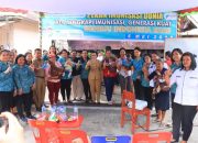 Peringatan Pekan Imunisasi Dunia di Samosir, Ketua TP. PKK Samosir Kunjungi Posyandu.