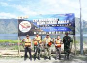 BUPATI SAMOSIR BERSAMA DANDIM 0210/TU TERJUN BERSIHKAN ECENG GONDOK DI DANAU TOBA
