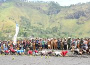 TINGKATKAN PRODUKSI PERTANIAN, PEMKAB SAMOSIR GELAR TANAM PADI BERSAMA DAN “FESTIVAL MANUAN EME”, BUPATI SAMOSIR SERAHKAN BANTUAN PERTANIAN