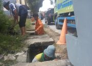 Jelang HUT ke-22, Dinas Lingkungan Hidup Humbahas Bersihkan Drainase di Doloksanggul