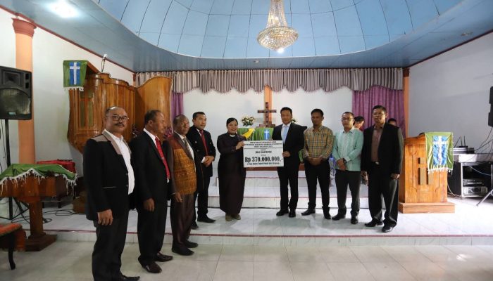 Bupati Humbahas Serahkan Hibah Keagamaan ke Gereja HKI Sigumpar: Wujud Komitmen Dukung Pertumbuhan Iman