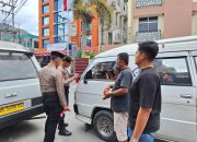 Kasat Intelkam Polres Samosir Pimpin Langsung Aksi Nasionalisme Bagikan Bendera Merah Putih