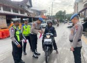 Si Propam Polres Samosir Turun ke Jalan Pasang 50 Bendera di Kendaraan Warga
