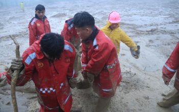 Salut! Polres Humbahas Kembali Gerak Cepat Tangani Longsor dan Banjir Bandang yang Renggut Korban Jiwa