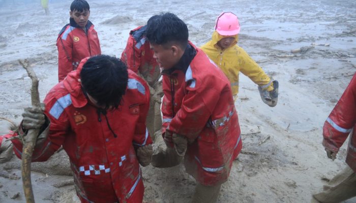 Salut! Polres Humbahas Kembali Gerak Cepat Tangani Longsor dan Banjir Bandang yang Renggut Korban Jiwa