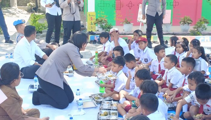 Kapolres Samosir Makan Bersama Pelajar SDN 10 Lumban Suhi-suhi Toruan, Tinjau Program Makan Bergizi Gratis dan Salurkan Bantuan