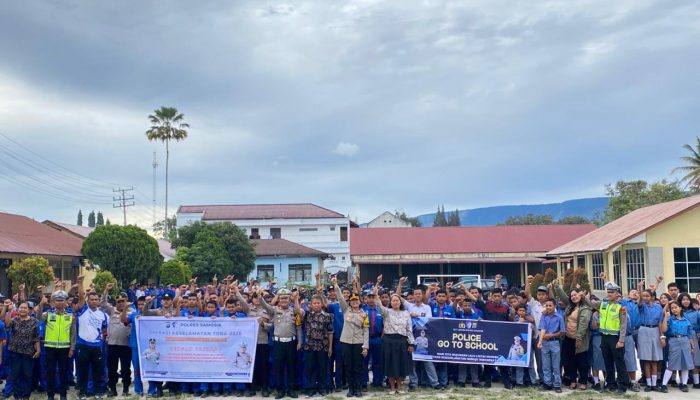 Kapolres Samosir Sosialisasikan Tertib Berlalu Lintas kepada Pelajar SMA/SMK HKBP Pangururan