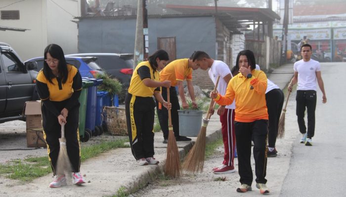 Peduli Lingkungan, Polres Humbahas Gelar Aksi Bersih-bersih Seputaran Kota Dolok Sanggul