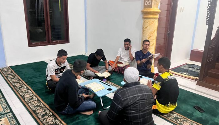 Perkuat Keimanan di Bulan Ramadan, Personel Polres Humbahas Laksanakan Tarawih dan Tadarus Bersama