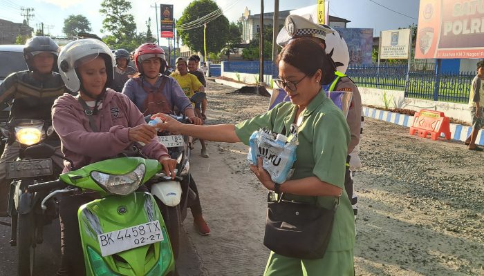 Bhayangkari Cabang Simalungun Bersama Istri Forkopimda Bagikan Ratusan Takjil, Pengendara Haru dan Berterima Kasih