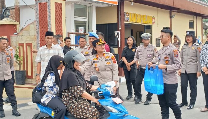 Polres Samosir Berbagi Takjil di Bulan Suci Ramadan 1447 H/2026 M, Wujud Kepedulian kepada Masyarakat