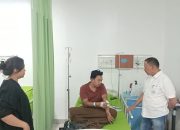 Kunjungan Sosial, Maruli Siahaan Besuk Warga yang Dirawat di Rumah Sakit Advent Medan