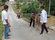 Hidup Bersih, Bhabinkamtibmas Polsek Siantar Marihat Bersama Masyarakat Gotong-royong di Jalan Nembos