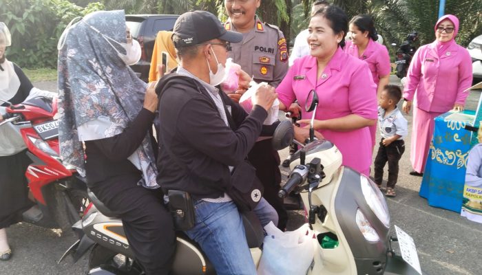 Ramadhan Penuh Kebersamaan, Polsek Siantar Timur dan Siantar Martoba Berbagi Takjil kepada Masyarakat