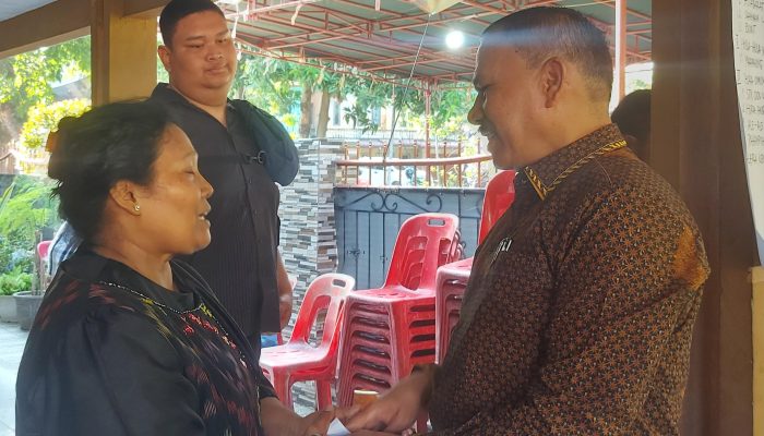 Dr. Maruli Siahaan Melayat ke Rumah Duka Aiptu (P) Robert Panjaitan