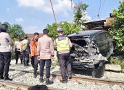 Mobil Tertabrak Kereta di Perlintasan Liar, Polres Simalungun Evakuasi Dua Korban