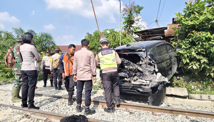 Mobil Tertabrak Kereta di Perlintasan Liar, Polres Simalungun Evakuasi Dua Korban