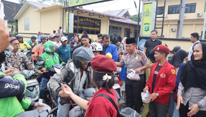 Berbagi Kebahagiaan, Polres Pematangsiantar Bersama OKP Cipayung Berbagi Takjil kepada Masyarakat