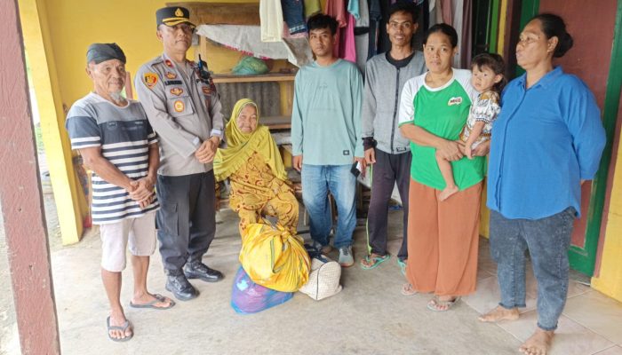 Kapolsek Tanah Jawa Antarkan Nenek Pikun yang Terlantar Kembali ke Keluarga di Tebing Tinggi