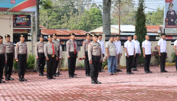 Apel Pagi Jelang Idul Fitri, Kapolres Humbahas Serahkan Parsel Secara Simbolis