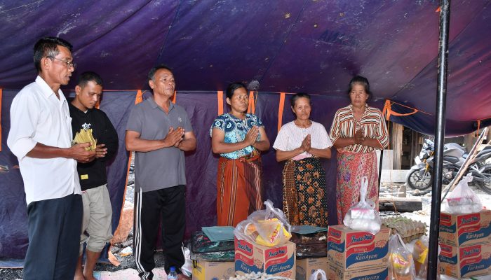 Di Tengah Puing Kebakaran, Pemkab Samosir Hadir Bawa Bantuan dan Harapan Baru bagi Korban