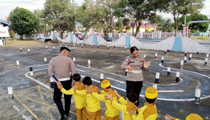 Satlantas Polres Pematangsiantar Edukasi Tertib Lalu Lintas kepada Anak TK Lewat Program Polisi Sahabat Anak