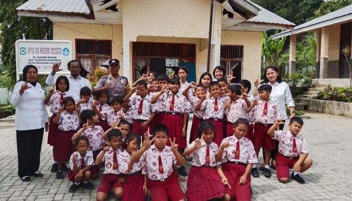 Bhabinkamtibmas Polsek Siantar Marihat Edukasi Disiplin dan Kamtibmas di SD Negeri 122373