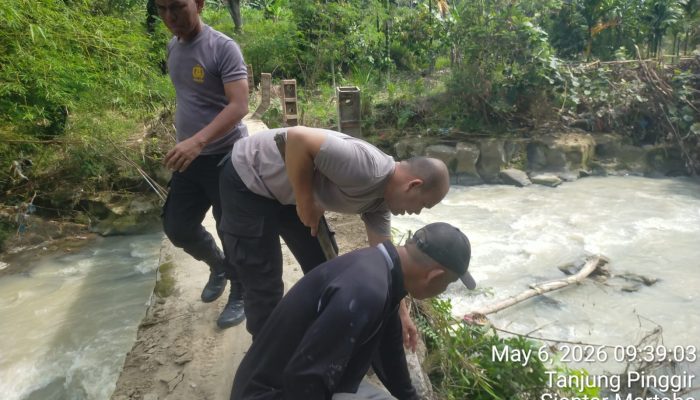 Polisi dan Warga Gotong Royong Bangun Pengaman Jembatan Penghubung di Siantar Martoba