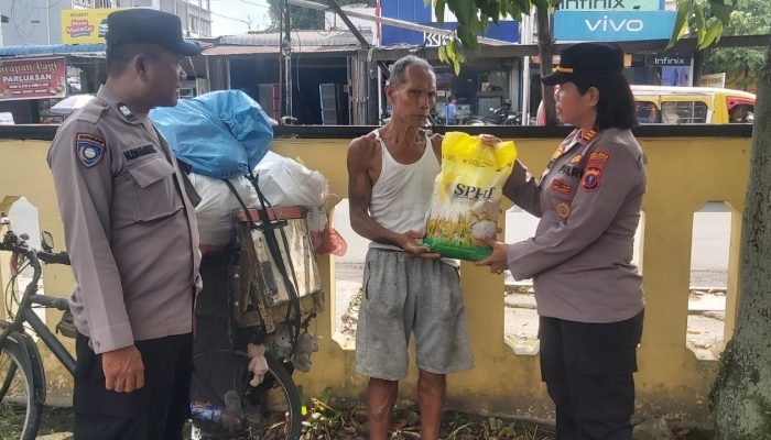 Kapolsek Siantar Utara Turun Langsung Bantu Warga, Pemulung di Patuan Nagari Terima Bantuan Sosial
