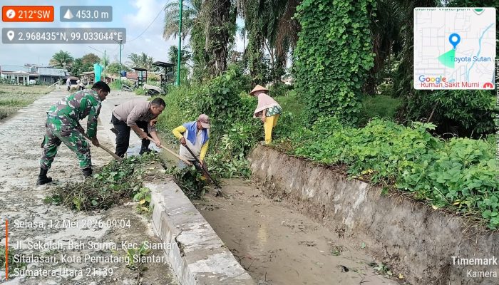 Bhabinkamtibmas Polsek Siantar Martoba Bersama Warga Bersihkan Drainase, Antisipasi Banjir di Kawasan Wisata Sawah