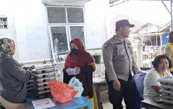 Bhabinkamtibmas Polsek Siantar Marihat Kawal Distribusi 105 Paket Makan Bergizi Gratis di Posyandu Simarimbun