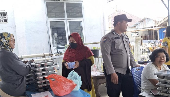 Bhabinkamtibmas Polsek Siantar Marihat Kawal Distribusi 105 Paket Makan Bergizi Gratis di Posyandu Simarimbun