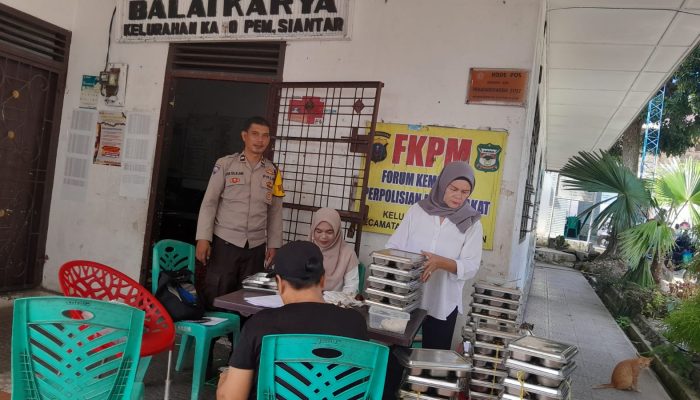 Bhabinkamtibmas Polsek Siantar Selatan Monitoring Distribusi MBG kepada Warga di Kantor Kelurahan Karo